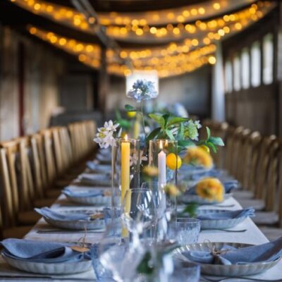 Fairy lights met drapings boven tafel